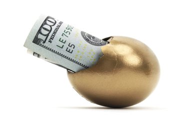 Altın yumurta yüz dolar ile kırık.