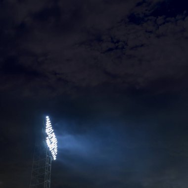 Geceleri stadyum ışıkları
