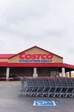 Fullerton, Kaliforniya, ABD - 3 Nisan 2018: Costco giriş mağazası, Fullerton, Kaliforniya. Costco toptan marka mal taşıyan önemli ölçüde daha düşük fiyatlarla üyelik depo, uluslararası bir zincir çalışır.