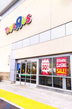 Fullerton, Kaliforniya, ABD - 3 Nisan 2018: Satılık pencere işaretleri, Fullerton, Kaliforniya kapanış ile Toys R Us mağaza giriş. Toys R Us ki bu-gerekir tasfiye, 735 kalan stok kapatmak bir hareket dosyalama bir ABD iflas mahkemesinde dedi.