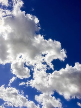 Kasvetli bir günde fırtınalı bulutlu gökyüzü.