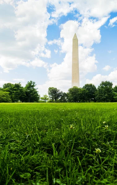 Low Angle Lawn View Washington Memorial Monument — 스톡 사진