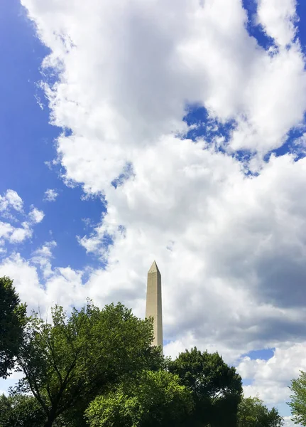 Pomnik Pamięci Waszyngtona Nad Zachmurzonym Krajobrazem — Zdjęcie stockowe