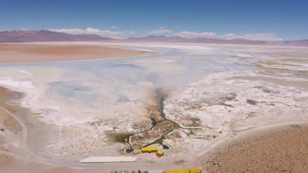 Letecký záběr na horké prameny Polques - jižně od Bolívie. — Stock video