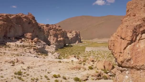 Lanzamiento aéreo en el Dakar World Cup Rocks - Bolivia — Vídeo de stock