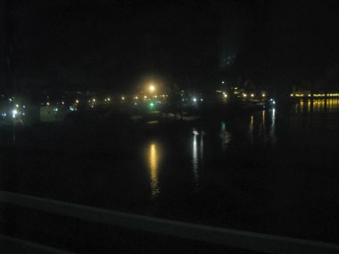 Gece Nehrinin Üzerinde Çok Renkli Işıklar