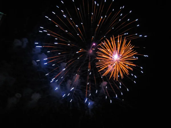 Feuerwerk, eine atemberaubende orangefarbene Blume explodiert am Nachthimmel — Stockfoto