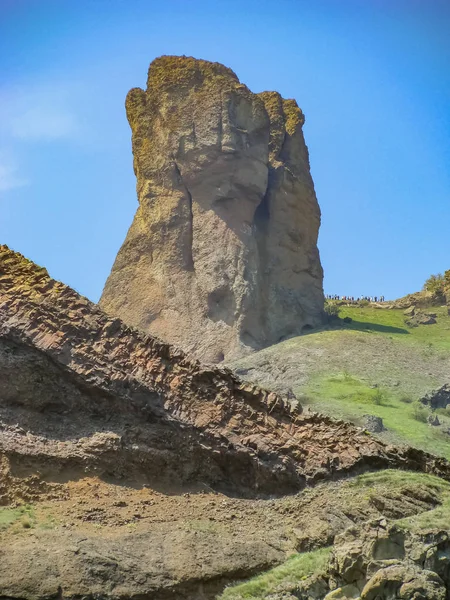 En hög, brant, ogenomtränglig, ensam klippa pryder Kara-Dag berget — Stockfoto
