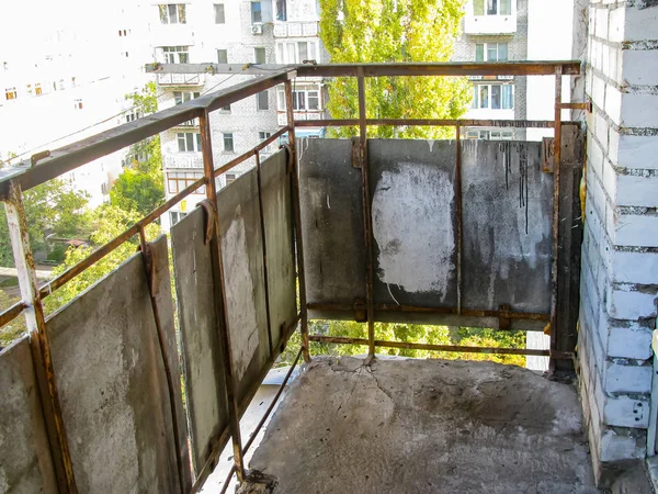 Het oude balkon in een gebouw met meerdere verdiepingen is schoongemaakt en vooraf — Stockfoto