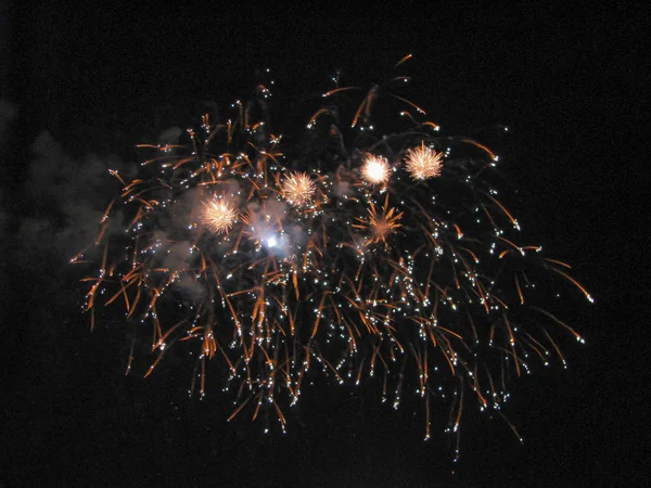 Fogos de artifício, uma brilhante dispersão de luzes amarelas, antes da Expl — Fotografia de Stock