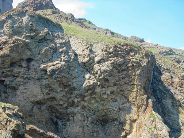 Crimée, Côte rocheuse escarpée, Flux de lave anciens, Patt de pierre gelée — Photo