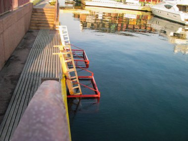 Yazı tipleri iskelede sabitlenir, deniz suyuna gömülür ve hazırlanır. 