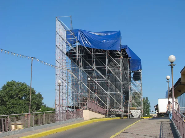 Il dispositivo e l'installazione di una struttura metallica prefabbricata f — Foto Stock