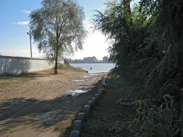 ヴォルガ川の岸への未舗装の通路、反対側への眺め — ストック写真