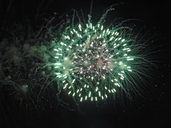 Πυροτεχνήματα Μια Θεαματική Έκρηξη Των Πράσινων Και Λευκών Φώτων Ενάντια — Φωτογραφία Αρχείου