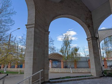 Kemerli Giriş, Açılışlar, Kemer ve Ayırt edici Tasarım Bir Tuğla Binanın İçinde Orijinal Tasarım