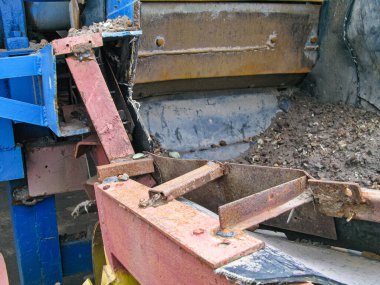 Plaka Zinciri Taşıyıcısının İndirme Bölümü ve Şerit Taşıyıcısının Alma Bölümü. Zıplayan levha ve mineraller görülebilir. Tasarım çalışmalarında kullanılabilir. 