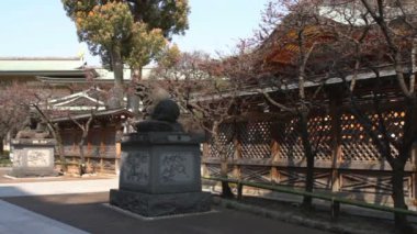 Tokyo'daki Ueno Yushima tapınak giriş geniş atış. Onun Tokyo geleneksel bir tapınak. fotoğraf makinesi: Canon Eos 7d