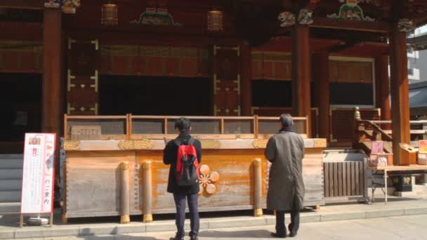 湯島神社さい銭における東京 上野で撮影します その東京の伝統的な神社 カメラ キヤノン Eos — ストック動画