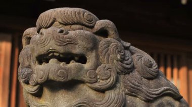 Koruyucu köpek Komainu yakın Igusa hachiman tapınak Tokyo de sığ odak çekim / fotoğraf makinesi: Canon Eos 7d