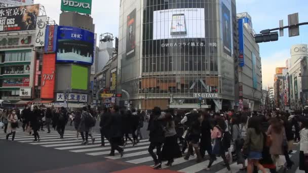 Lidé Napříč Shibuya Průnik Inclueding Tsutaya Široký Záběr Shibuya Fotoaparát — Stock video