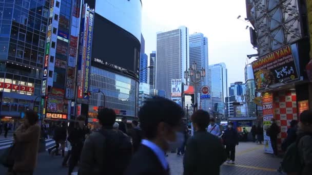 Personas Que Cruzan Calle Shinjuku Plano Medio Cámara Canon Eos — Vídeos de Stock