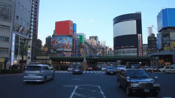 Train Voiture Vont Viennent Derrière Cloisonnement Intersection Shinjuku Plan Large — Video