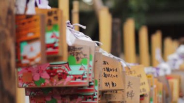 Birçok adak tabletleri Nezu türbe orta çekim açık raf odak. Onun Tokyo geleneksel bir konumda.