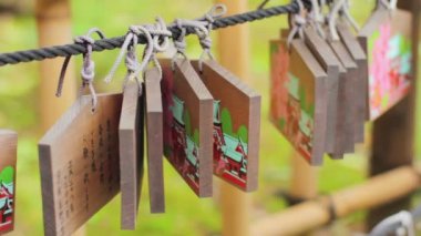 Eski adak tabletleri Nezu tapınak orta, hafif rüzgar vurdu. Onun Tokyo geleneksel bir konumda.