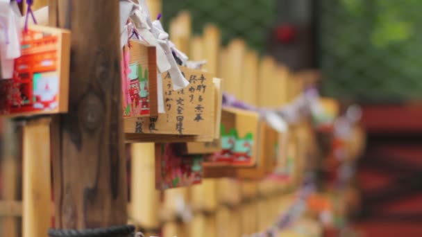 许多许愿片在根神社宽射前浅焦 它在东京的传统位置 — 图库视频影像