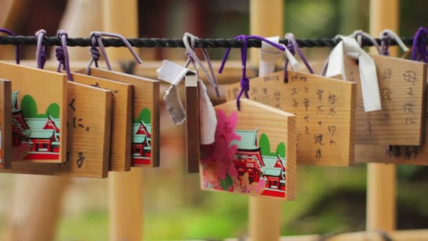 Einige Votivtafeln Nezu Schrein Mitte Schuss Flacher Fokus Milder Wind — Stockvideo