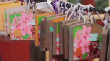 Adak tablet vasıl Nezu tapınak yakın çekim geri sığ odak. Onun Tokyo geleneksel bir konumda.