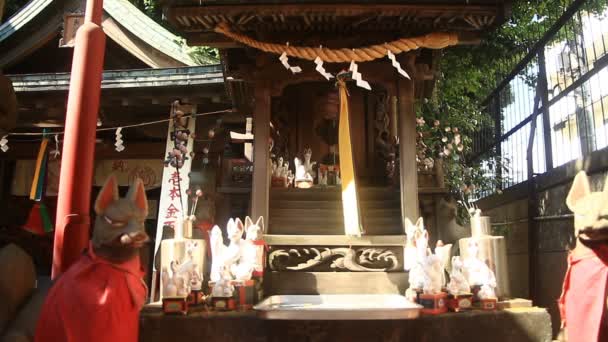 ガーディアン キツネ穴守稲荷神社低角度の東京の伝統的な神社 カメラ キヤノン Eos — ストック動画