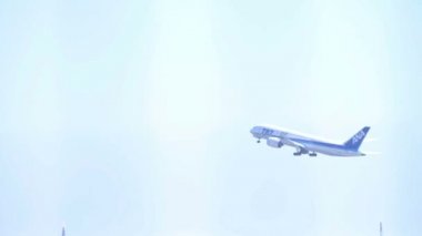 Uçan Ana uçak uzun atış Haneda / onun Tokyo şehir konum. fotoğraf makinesi: Canon Eos 7d