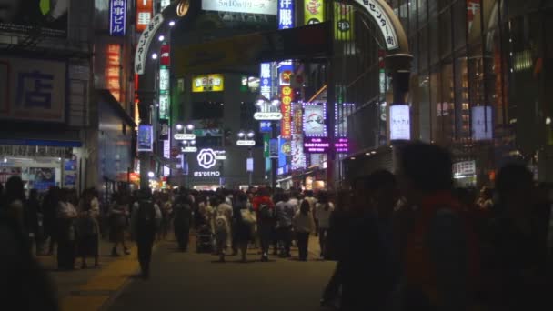 Κεντρικό Δρόμο Στο Shibuya Νύχτα Μέση Πυροβόλησε Βαθιά Εστίαση Περιοχή — Αρχείο Βίντεο