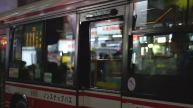 Neon Pano Shibuya gece orta çekimde Dougen Street. / Onun Tokyo Shibuya konum. fotoğraf makinesi: Canon Eos 7d