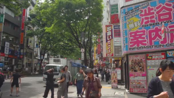 渋谷のミドル ショットで Dougen 通りを行ったり来たりです その東京地渋谷 カメラ キヤノン Eos — ストック動画