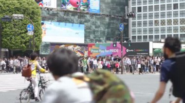 Gündüz orta kapısı Shibuya vurdu sığ odak / onun Tokyo Shibuya konum. fotoğraf makinesi: Canon Eos 7d