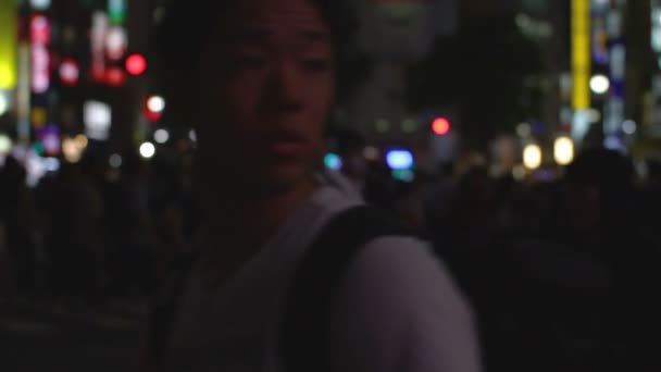 渋谷の夜のミドル ショットで通り 東京地渋谷 カメラ キヤノン Eos — ストック動画