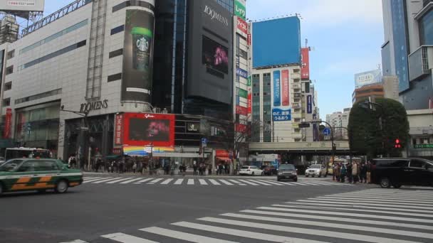 Bilen Kommer Och Går Vid Shibuya Korsningen Bred Sköt Dess — Stockvideo