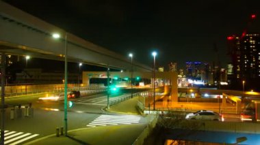 Gece atış sukut 4 k önünde Ariake istasyonu geniş yakınlaştırma / onun Tokyo şehir konum. 4k ve zaman atlamalı. fotoğraf makinesi: Canon Eos 7d