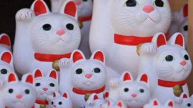 Heykel kediler Merkezi odak birkaç typrs Tokyo Gotokuji Tapınağı'nda bebek / onun Tokyo geleneksel bir konumda. fotoğraf makinesi: Canon Eos 7d