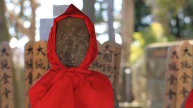 Sol tarafta heykel Jizo yakın çekim Tokyo Gotokuji Tapınağı'nda / onun Tokyo geleneksel bir konumda. fotoğraf makinesi: Canon Eos 7d