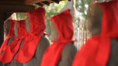 Heykel Jizo sağ tarafında orta atış odak Gotokuji Tapınağı'nda geri. / Onun Tokyo geleneksel bir konumda. fotoğraf makinesi: Canon Eos 7d