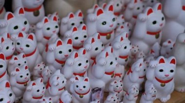 Heykel kediler sol tarafında Tokyo Gotokuji Tapınağı'nda derin odak aşağı bak. / Onun Tokyo geleneksel bir konumda. fotoğraf makinesi: Canon Eos 7d