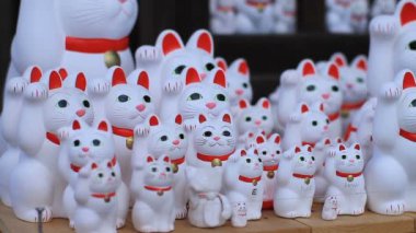 Tokyo Gotokuji Tapınağı'nda heykeli kediler sol tarafında orta atış. / Onun Tokyo geleneksel bir konumda. fotoğraf makinesi: Canon Eos 7d