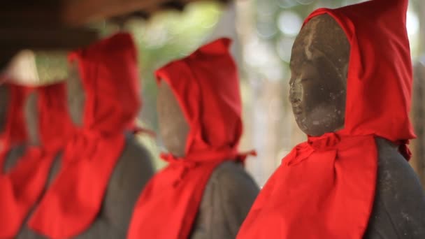 Patung Jizo Sisi Kanan Tengah Ditembak Fokus Depan Kuil Gotokuji — Stok Video