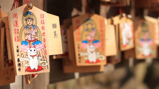 Ljuslykta Tablett Mitten Skott Framför Fokus Gotokuji Templet Tokyo Dess — Stockvideo