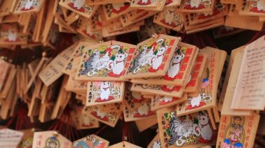 Kedi orta adak tablet derin odak Gotokuji tapınakta vurdu / Tokyo geleneksel bir konumdur. fotoğraf makinesi: Canon Eos 7d