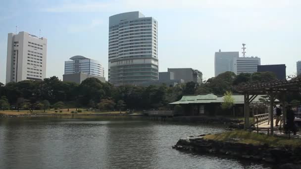 浜離宮入園パークで撮影広い湖の近くのパビリオン その自然の地東京 カメラ キヤノン Eos — ストック動画